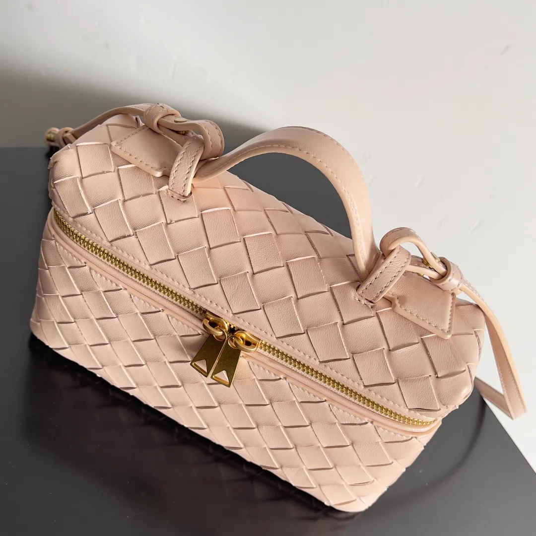Batch 1360 Bottega Veneta 24 spring and summer woven zipper crossbody bag. A crossbody bag that can be used as a cosmetic bag. The exquisite weaving and compact body are an indispensable accessory for the upcoming summer. The double zipper also better protects the bag. It has a large capacity. If you like it, don’t miss it. Style number: 789109 Size: 22*12.5*5cm